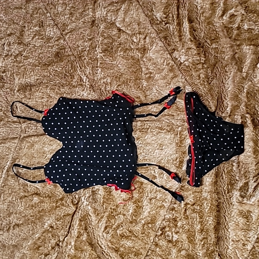 VS black/white polka dot outfit